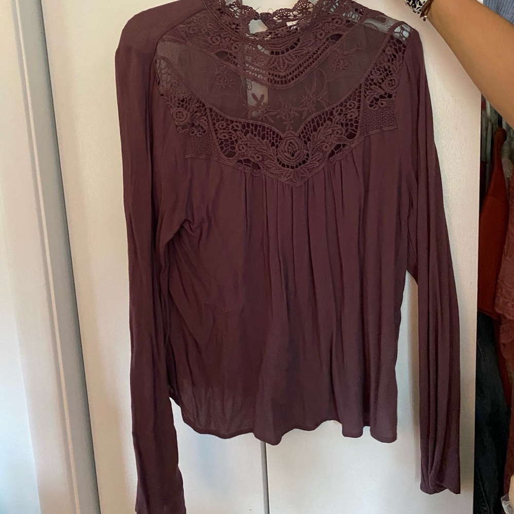 Medium top, elegant details on top, very comfy